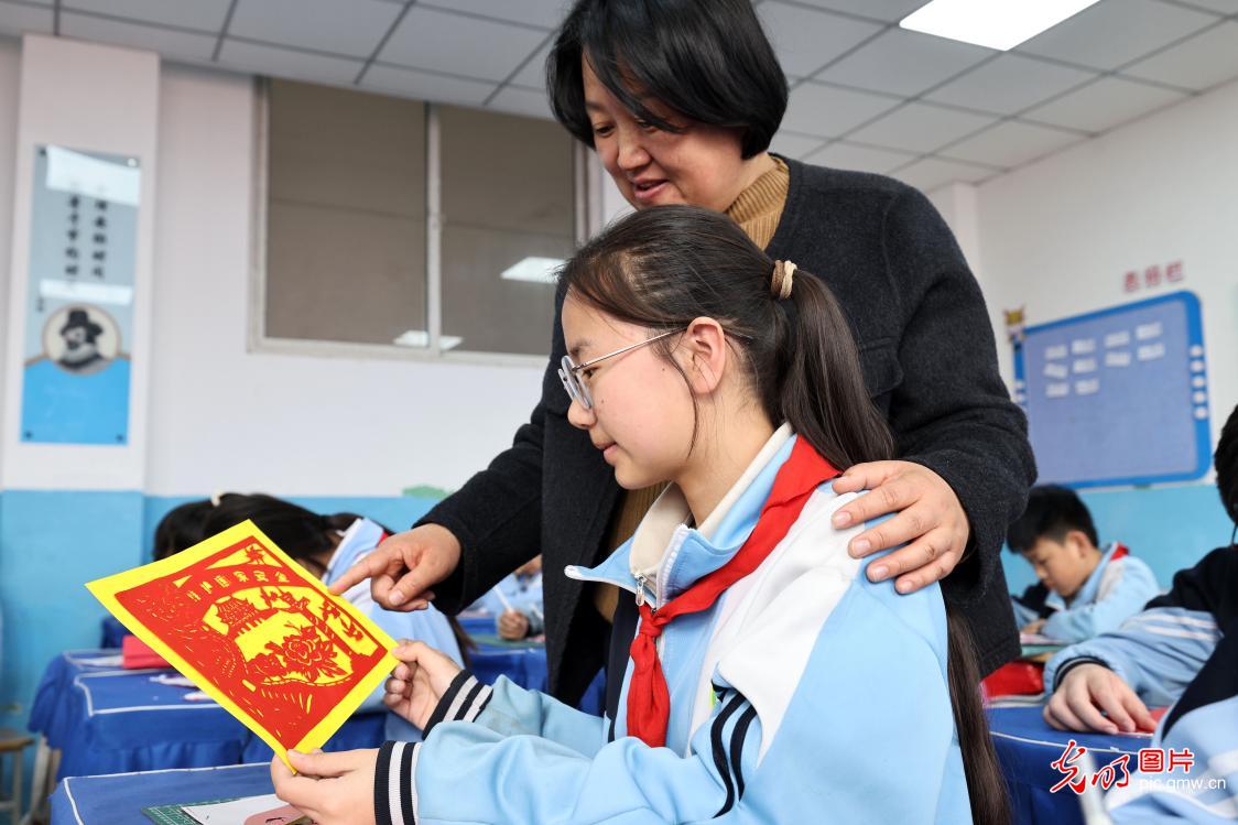 剪纸润童心 国安记心间