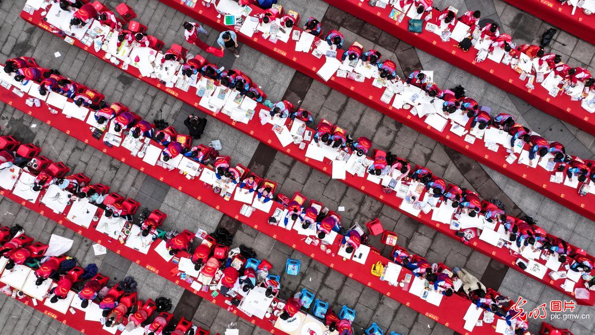 青少年挥毫绘家乡