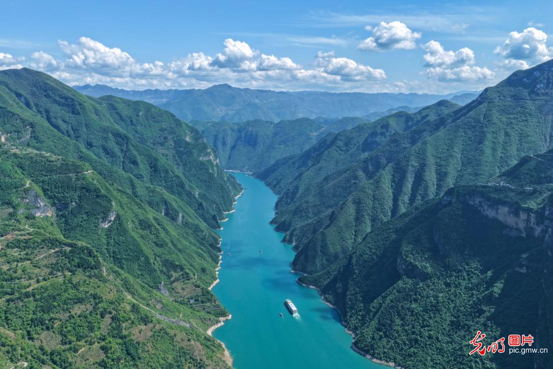 巫峡两岸春意盎然