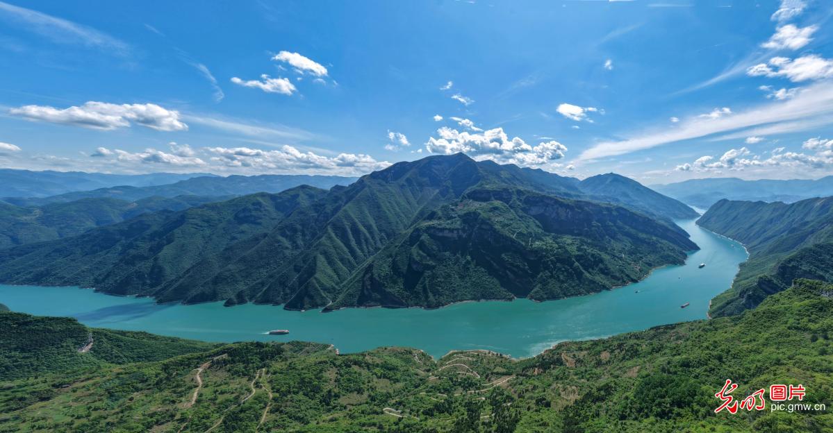 巫峡两岸春意盎然