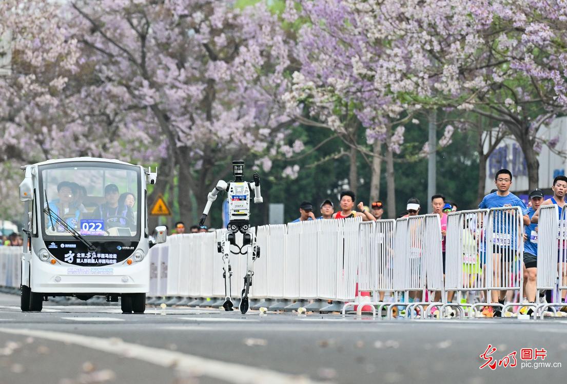 2026北京亦庄半程马拉松暨人形机器人半程马拉松鸣枪开跑