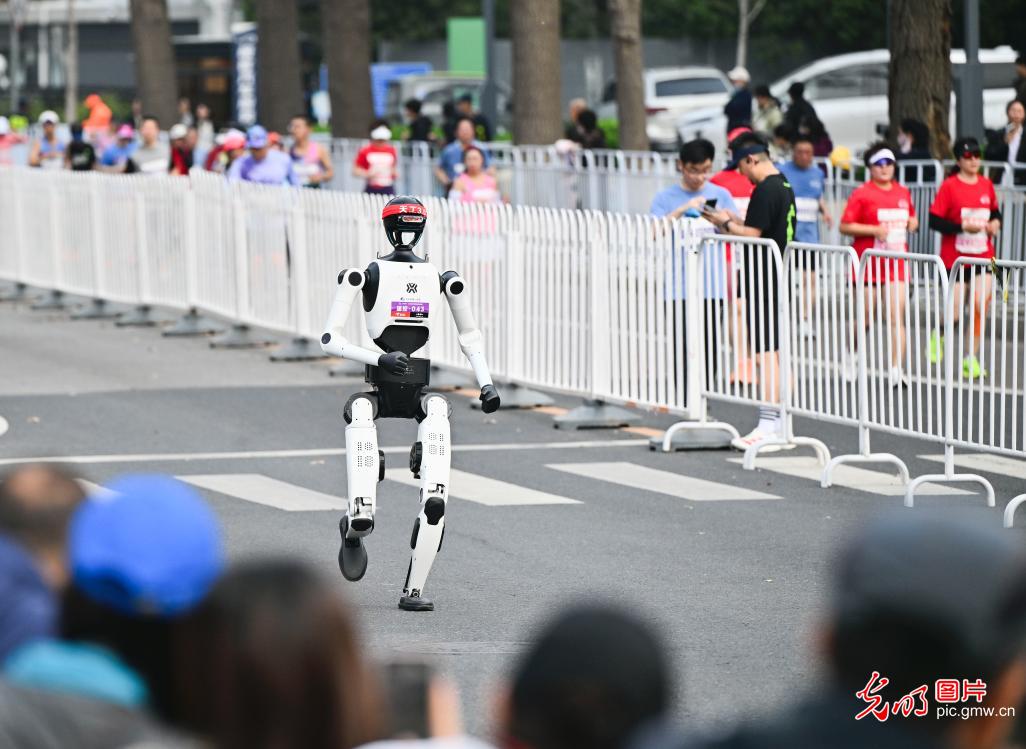 2026北京亦庄半程马拉松暨人形机器人半程马拉松鸣枪开跑
