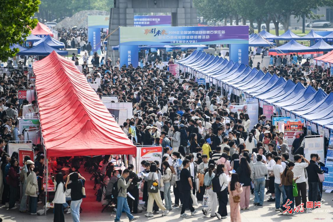 校园双选会促就业