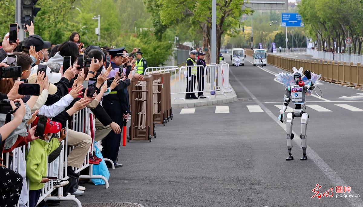 2026北京亦庄半程马拉松暨人形机器人半程马拉松鸣枪开跑