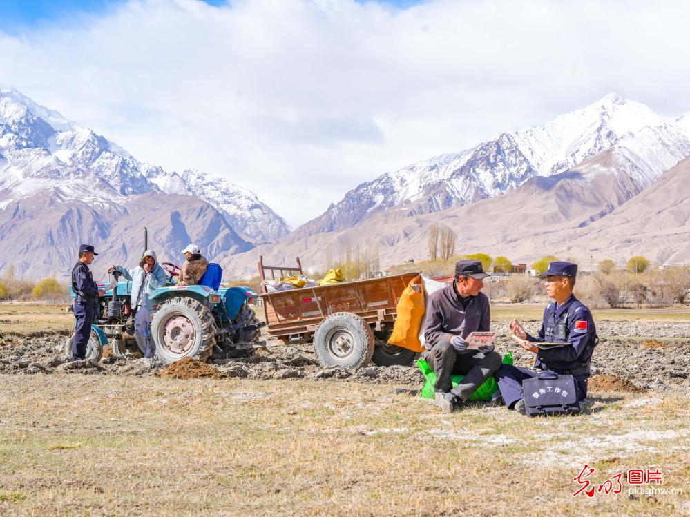 民警助农“零距离”服务护平安