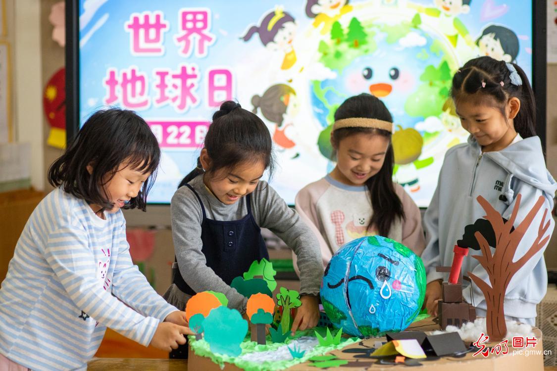 巧手变废为宝 童心守护地球