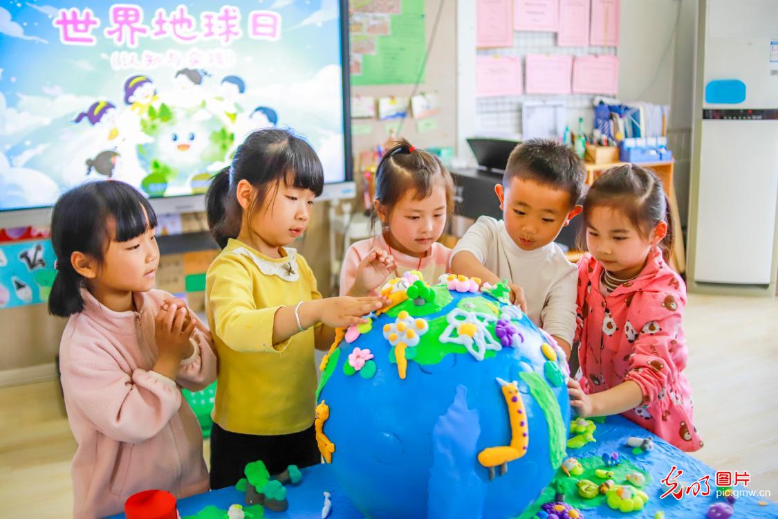 巧手变废为宝 童心守护地球