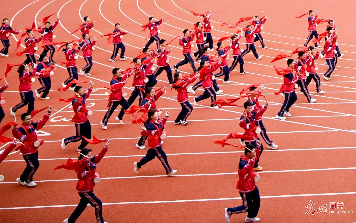 腰鼓跃动校园 非遗点亮青春