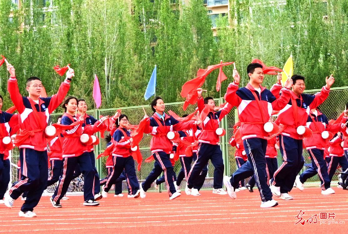 腰鼓跃动校园 非遗点亮青春