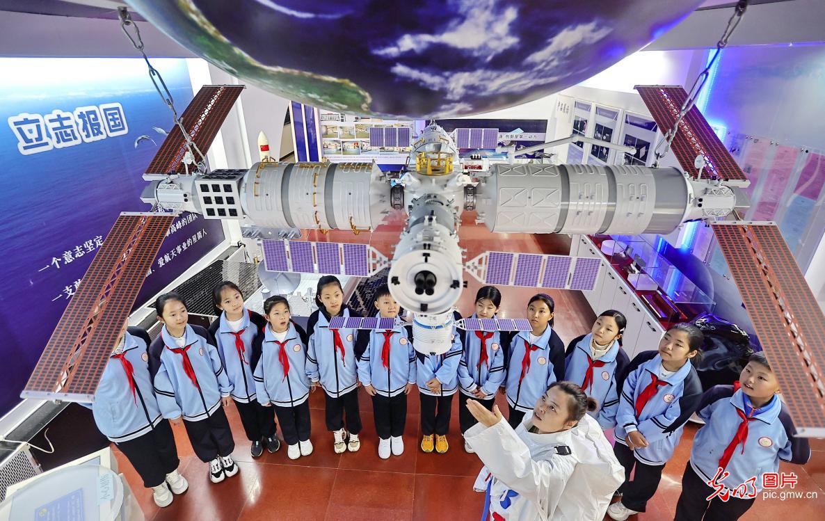 多彩科普迎航天日 童心筑梦探苍穹