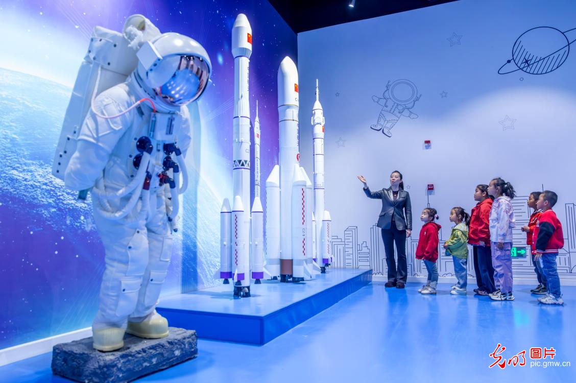 多彩科普迎航天日 童心筑梦探苍穹