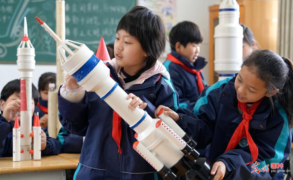 多彩科普迎航天日 童心筑梦探苍穹