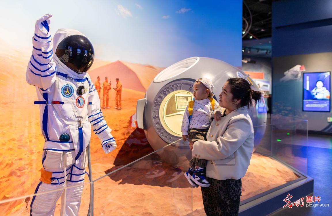 多彩科普迎航天日 童心筑梦探苍穹