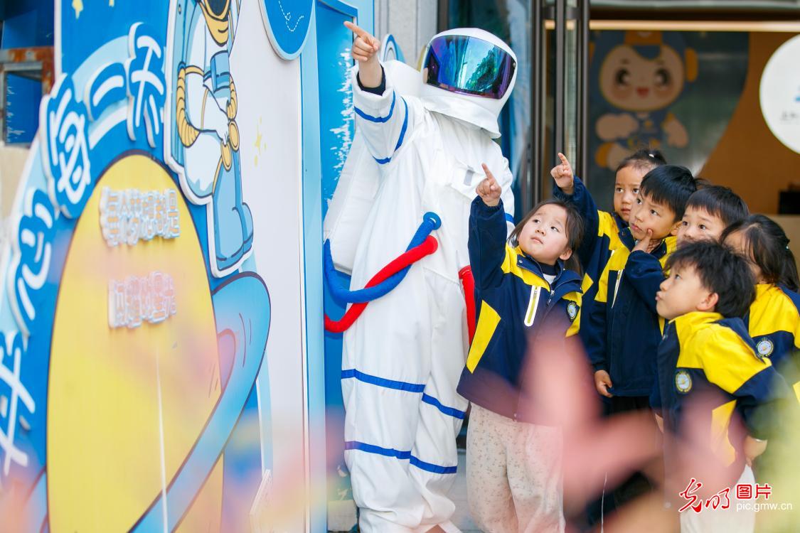 多彩科普迎航天日 童心筑梦探苍穹