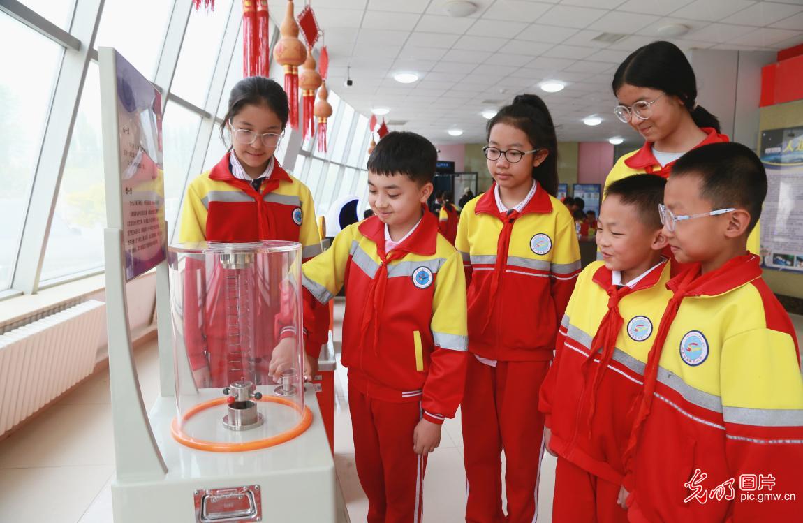 多彩科普迎航天日 童心筑梦探苍穹