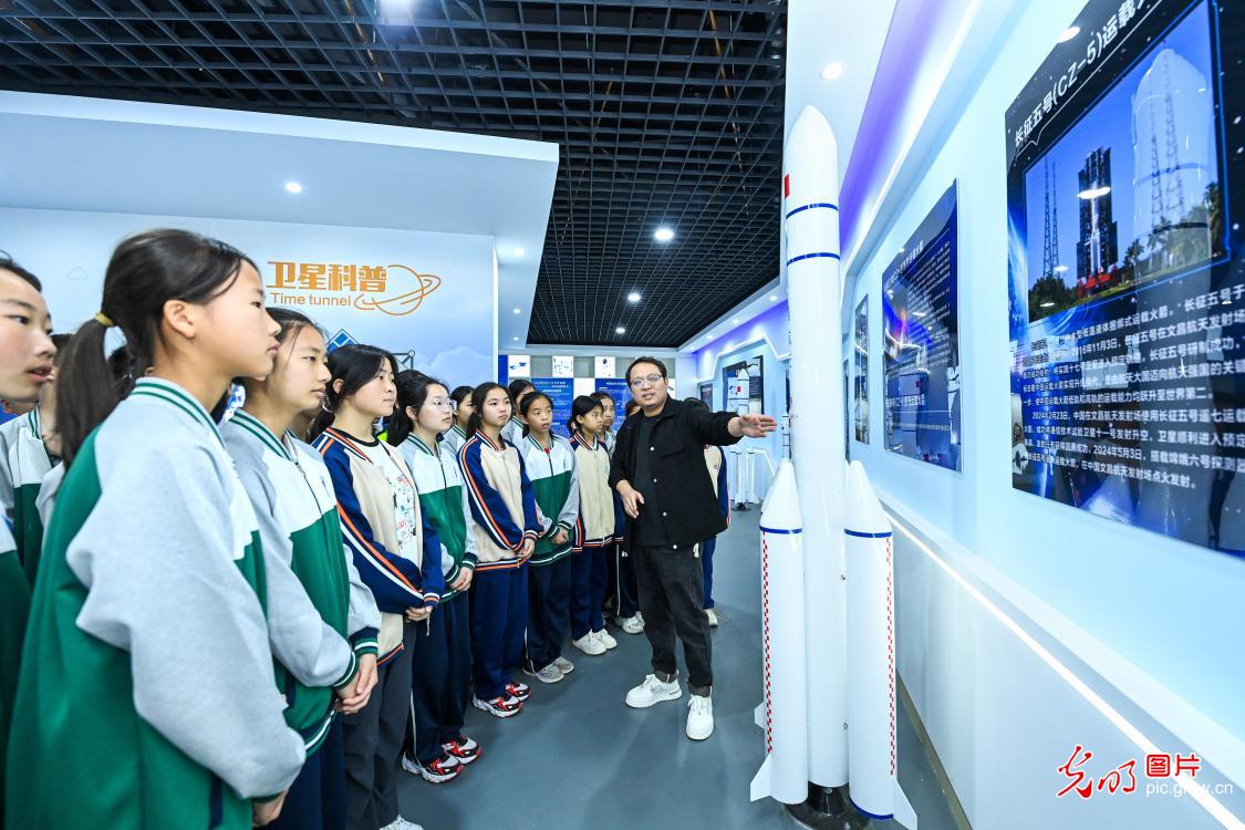 多彩科普迎航天日 童心筑梦探苍穹