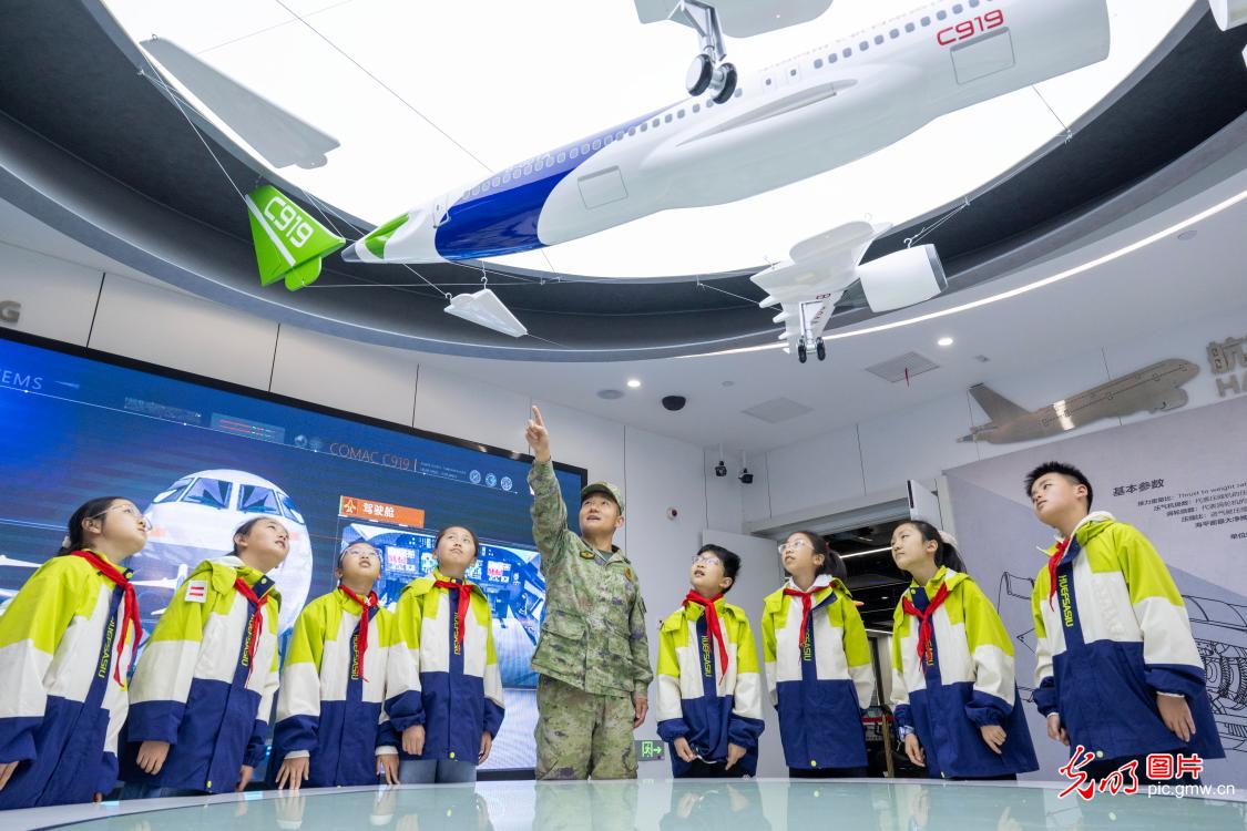 多彩科普迎航天日 童心筑梦探苍穹