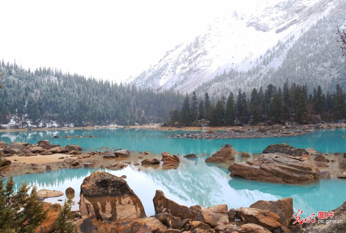 雪落湖畔 山水成诗