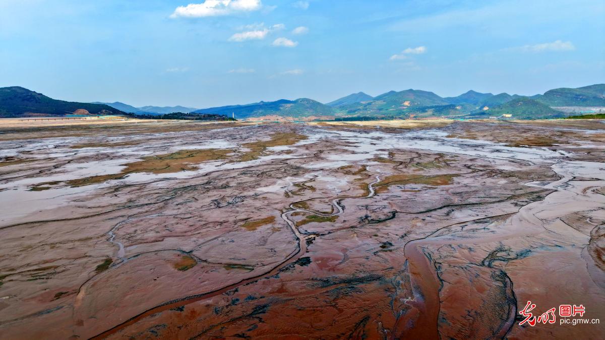 尾矿池斑斓色彩形成特殊肌理宛如大地油画