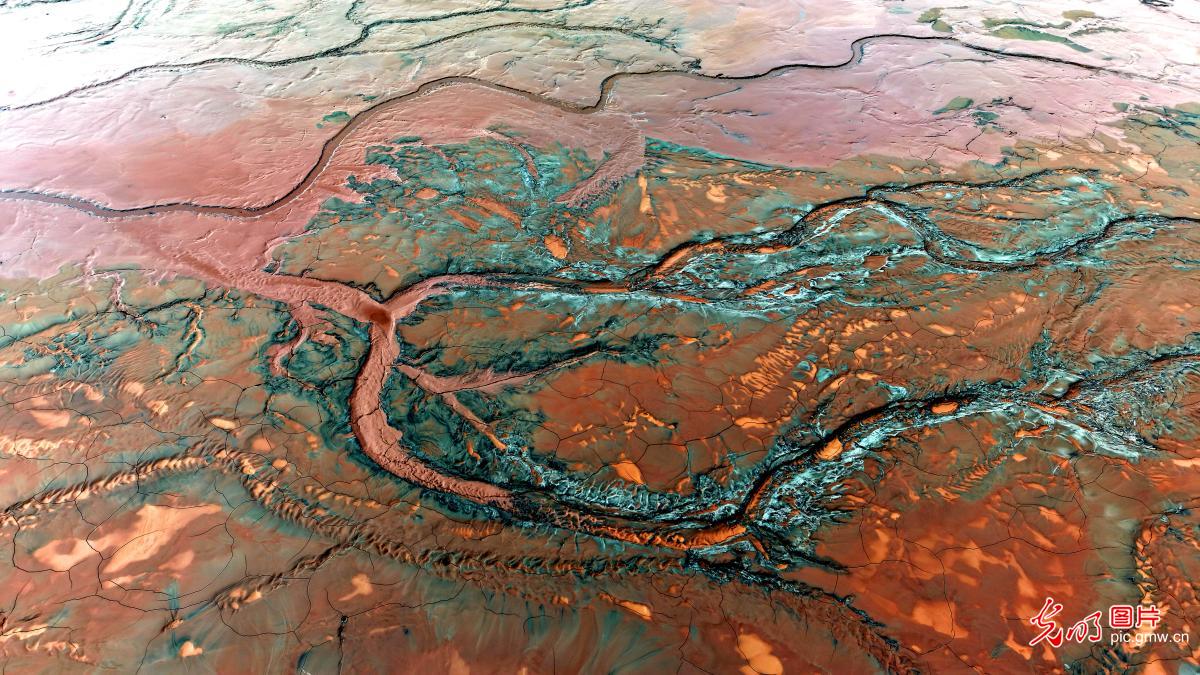 尾矿池斑斓色彩形成特殊肌理宛如大地油画