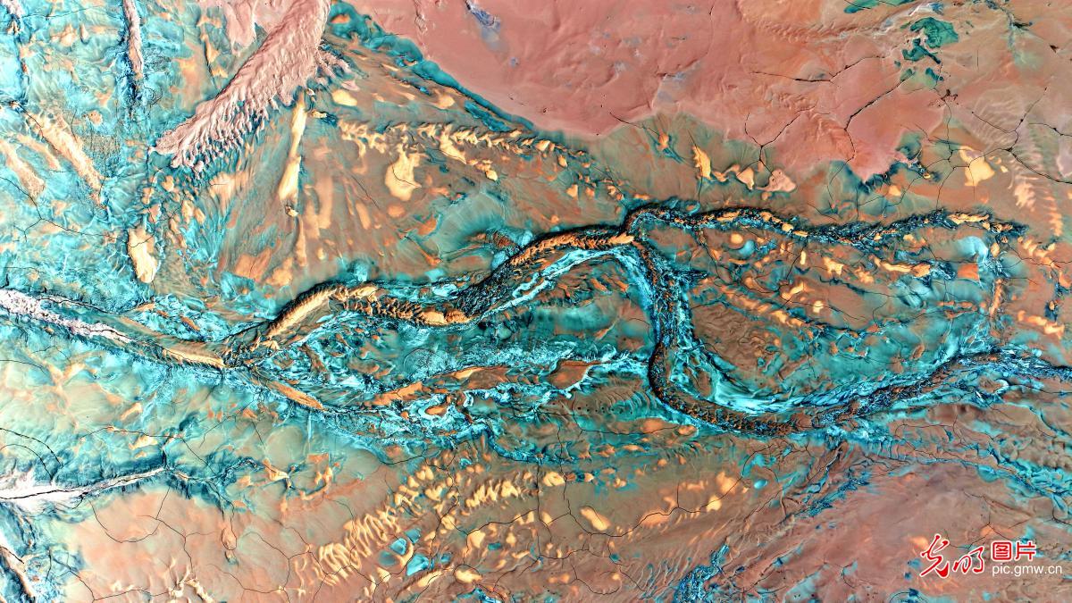 尾矿池斑斓色彩形成特殊肌理宛如大地油画