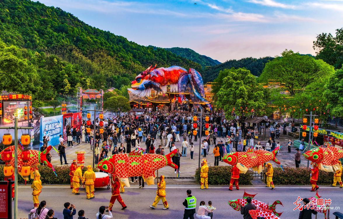 鳌鱼飞天耀夜色 非遗文旅醉游人