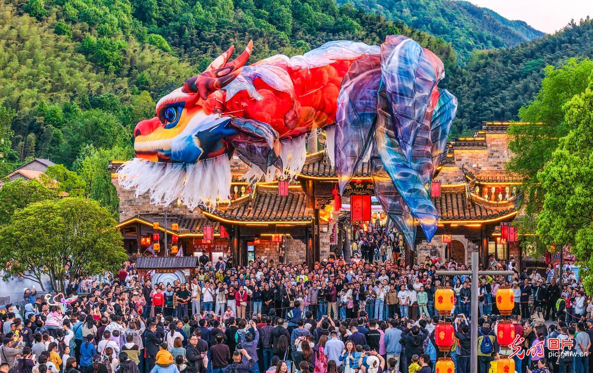 鳌鱼飞天耀夜色 非遗文旅醉游人