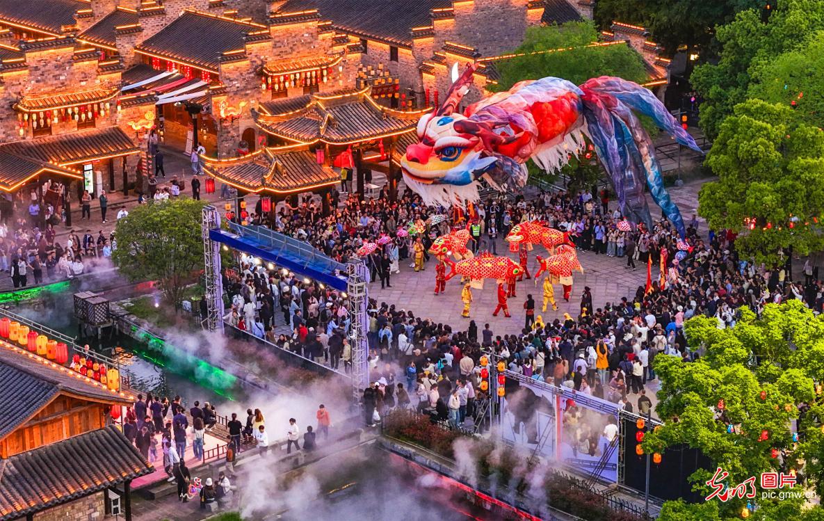 鳌鱼飞天耀夜色 非遗文旅醉游人