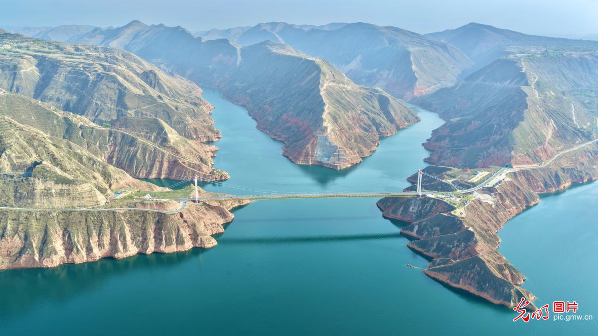 一桥横碧水 高峡起雄姿