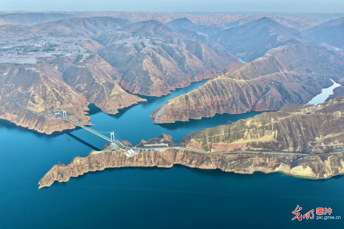 一桥横碧水 高峡起雄姿