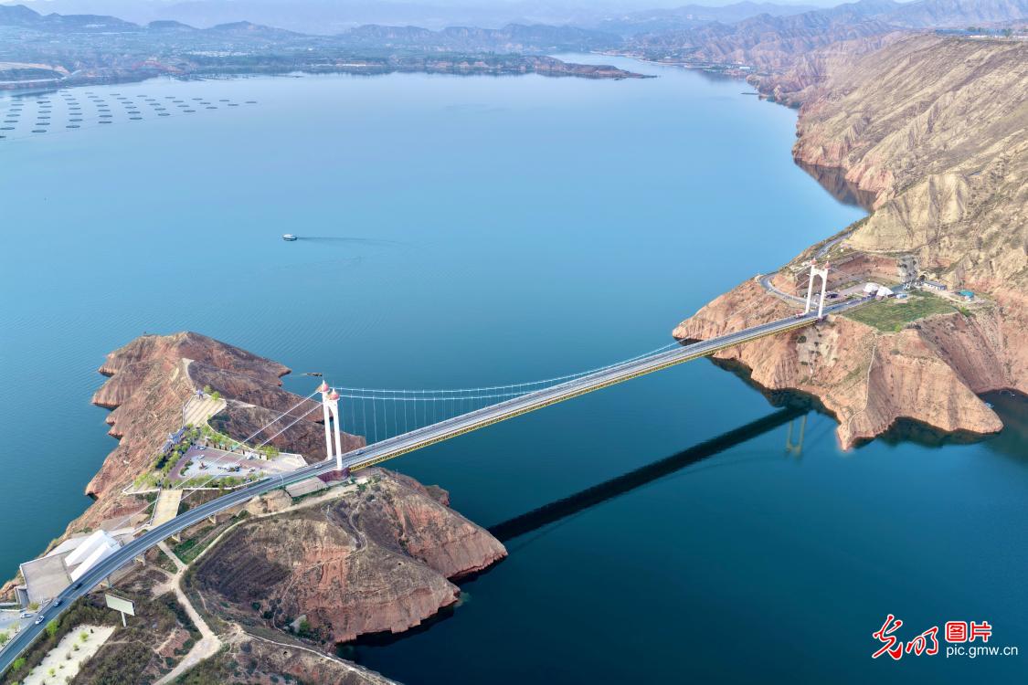 一桥横碧水 高峡起雄姿