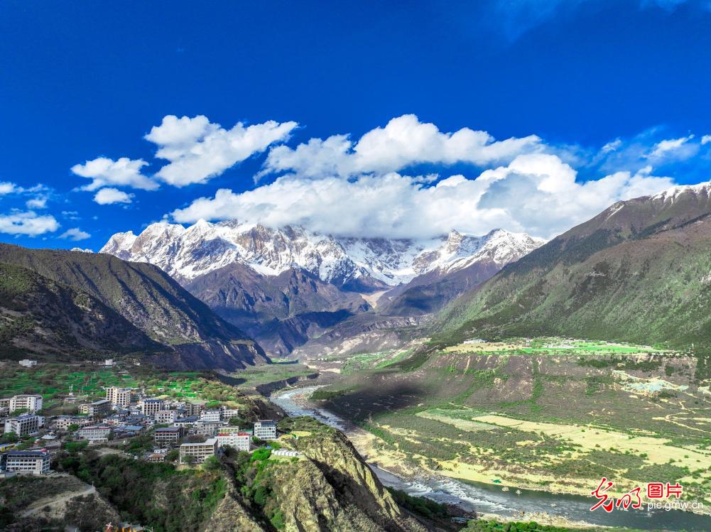 峡谷流云 定格藏乡风情