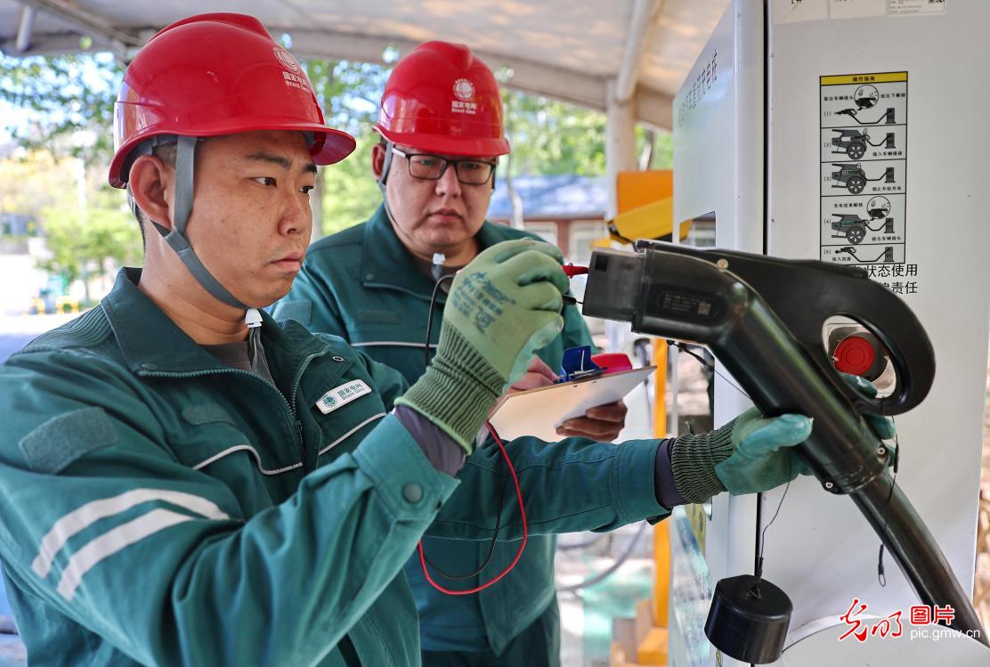 多地筑牢安全防线 全力护航假期出行