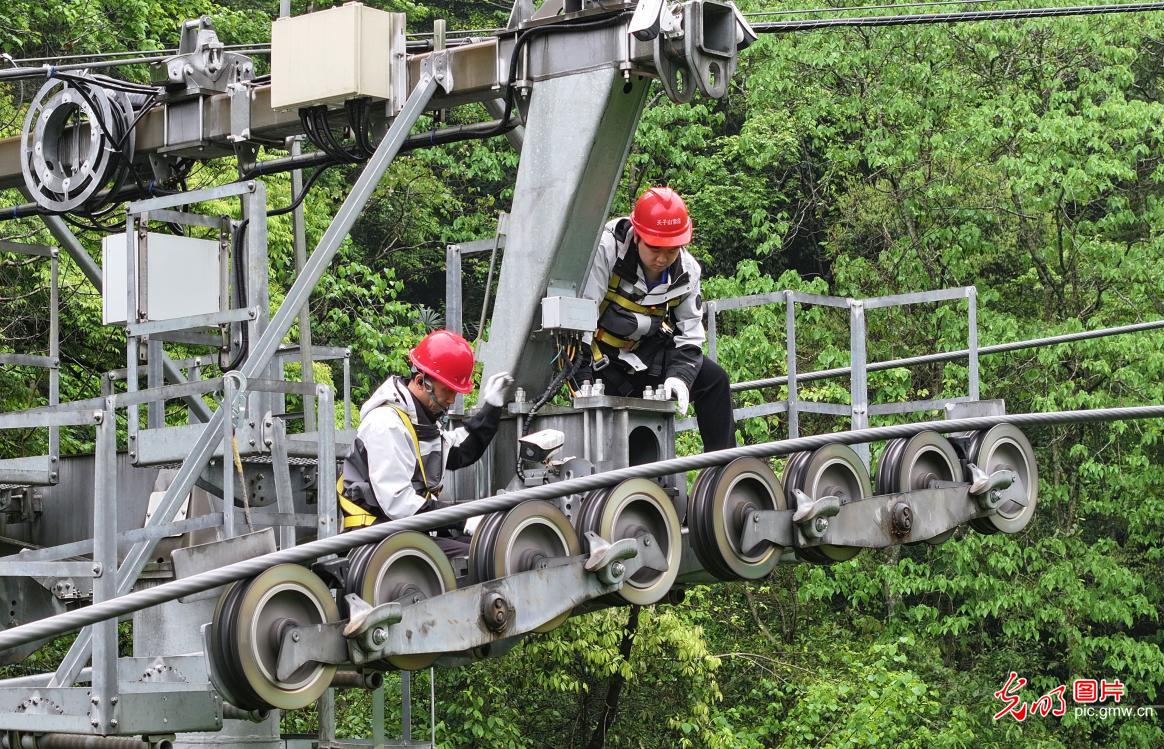 多地筑牢安全防线 全力护航假期出行