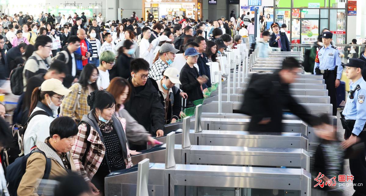 铁路迎来“五一”假期运输客流最高峰