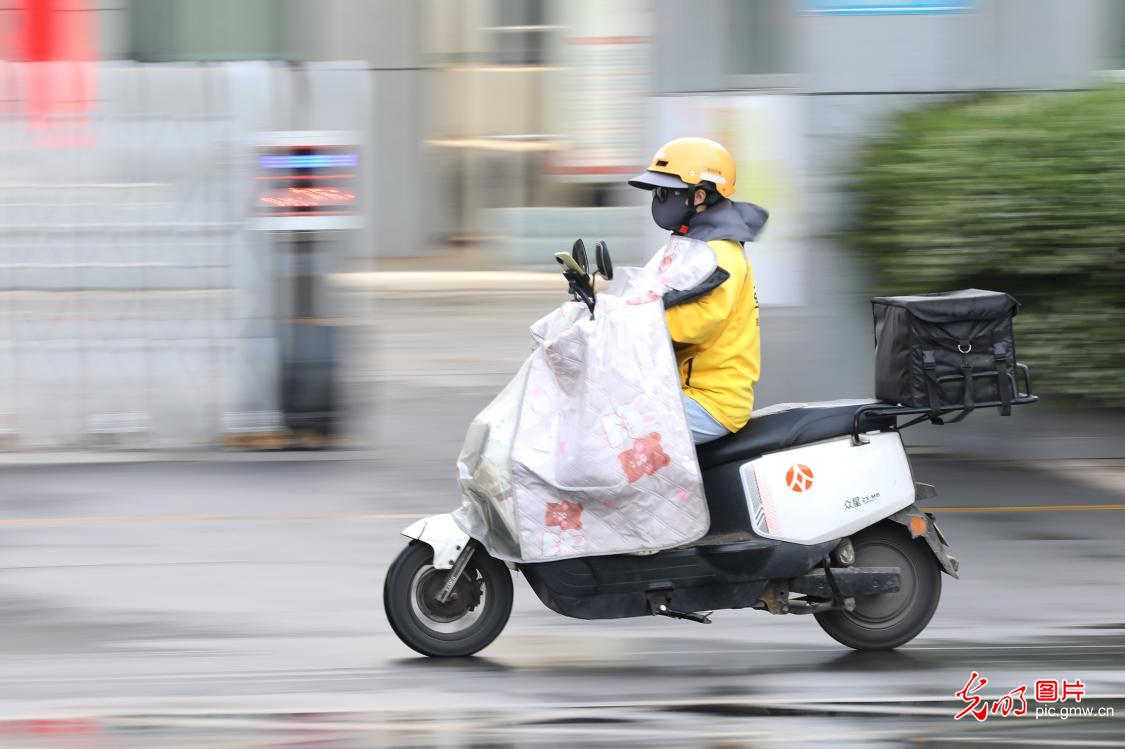 假期坚守显担当 实干奋斗绘华章