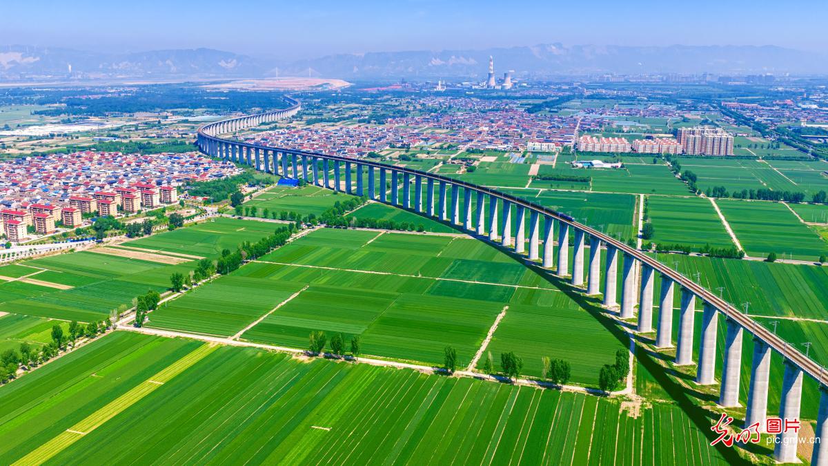 驰骋阡陌间 一路揽山河