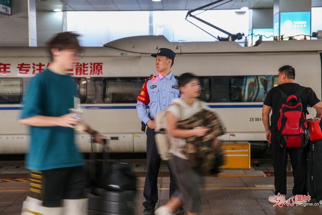 “五一”返程高峰 铁警值守保驾护航