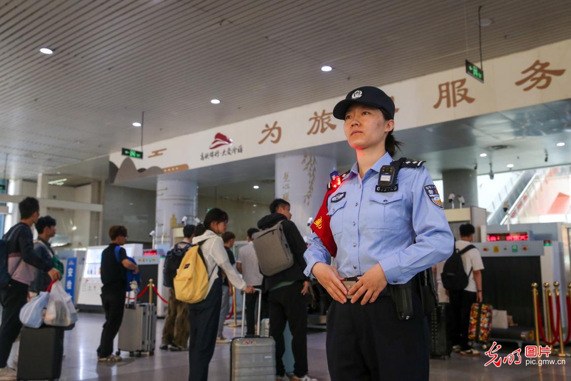 “五一”返程高峰 铁警值守保驾护航