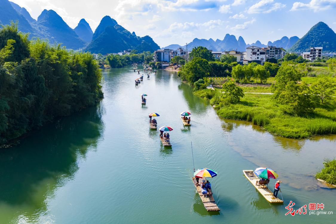 坐竹筏 赏美景