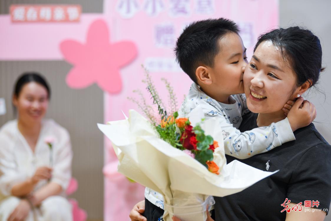 温情相伴母亲节 多彩活动颂母爱