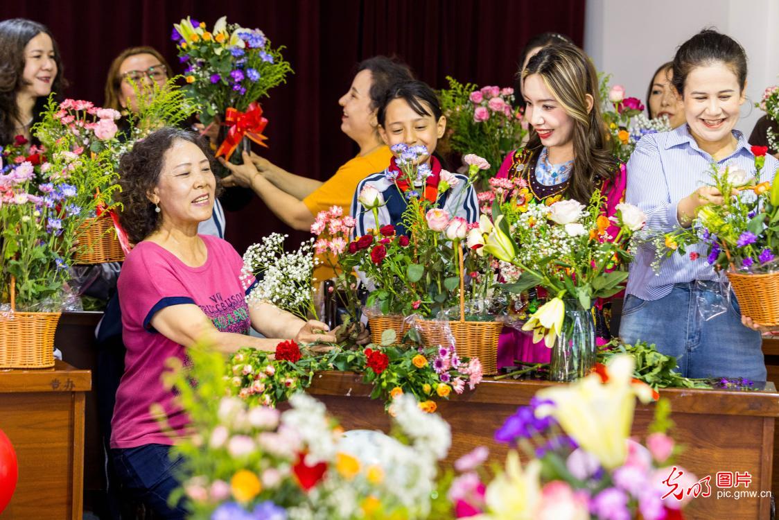 温情相伴母亲节 多彩活动颂母爱
