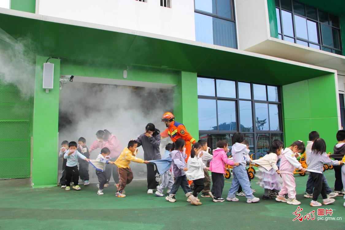 萌娃学消防 安全伴成长