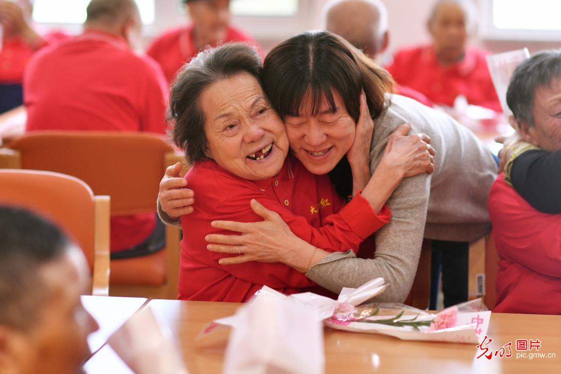 以陪伴致母爱 以温情暖时光
