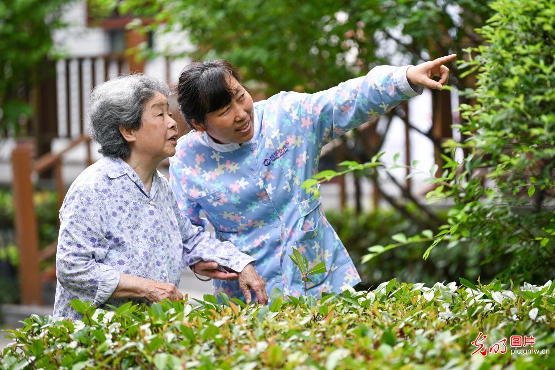 养老服务“点亮”银发时光