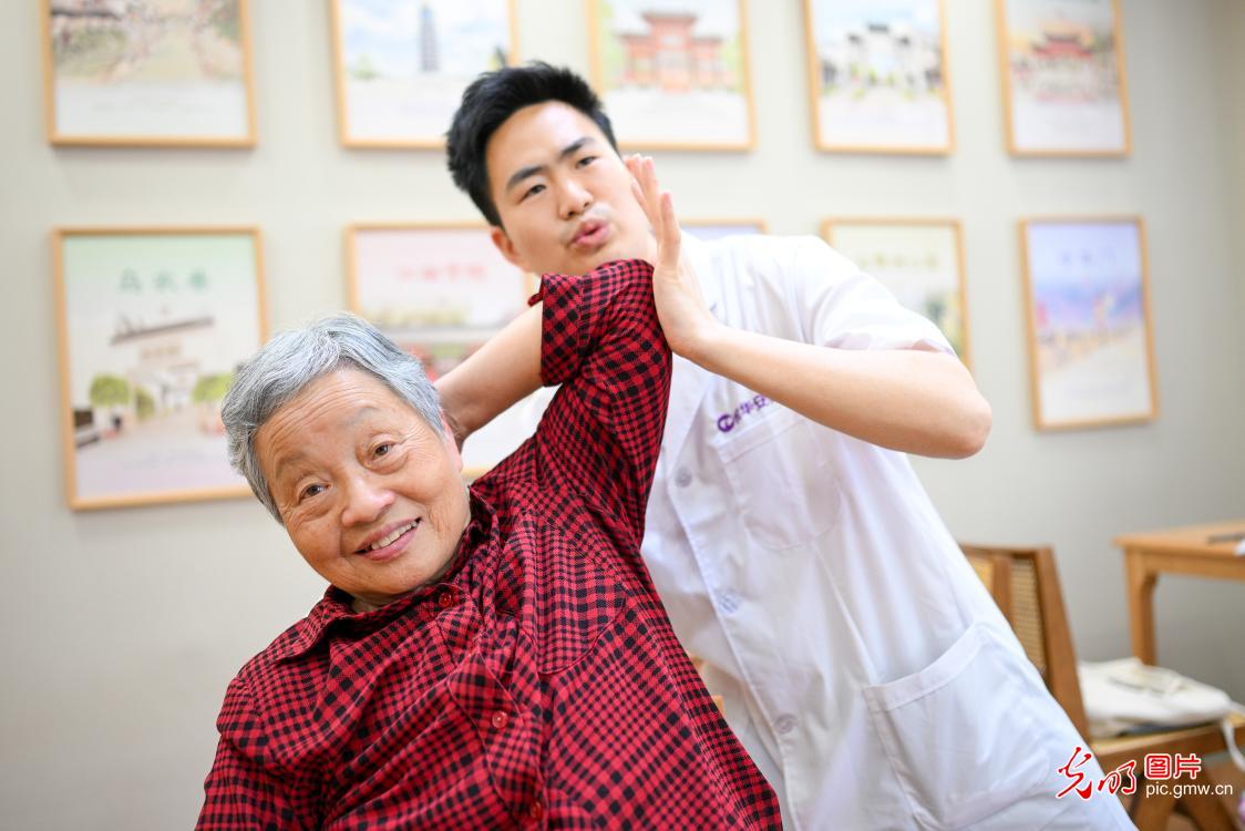 养老服务“点亮”银发时光