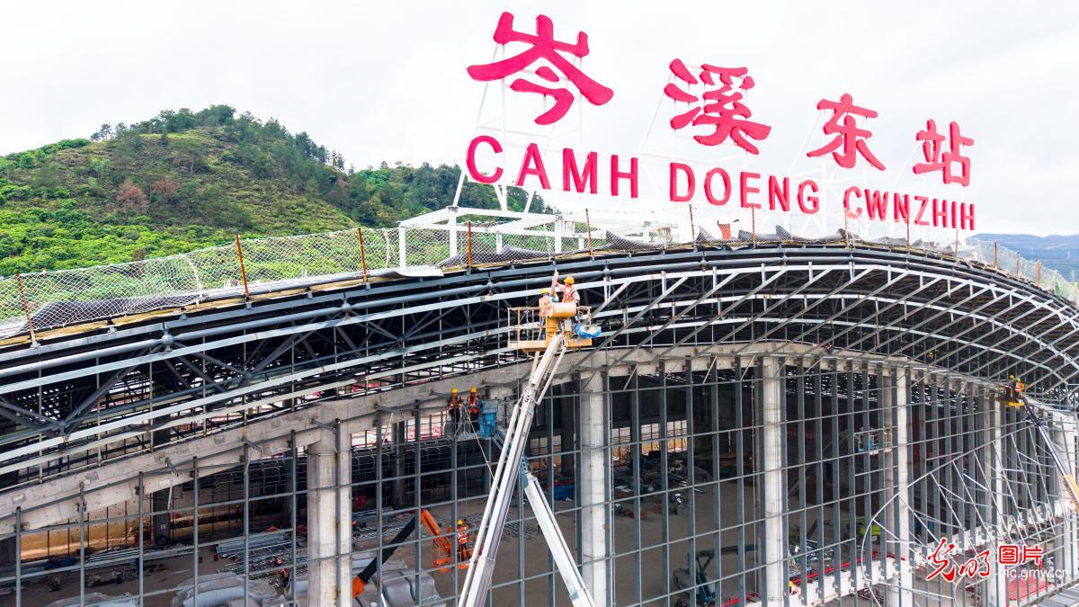 高铁站建设正酣