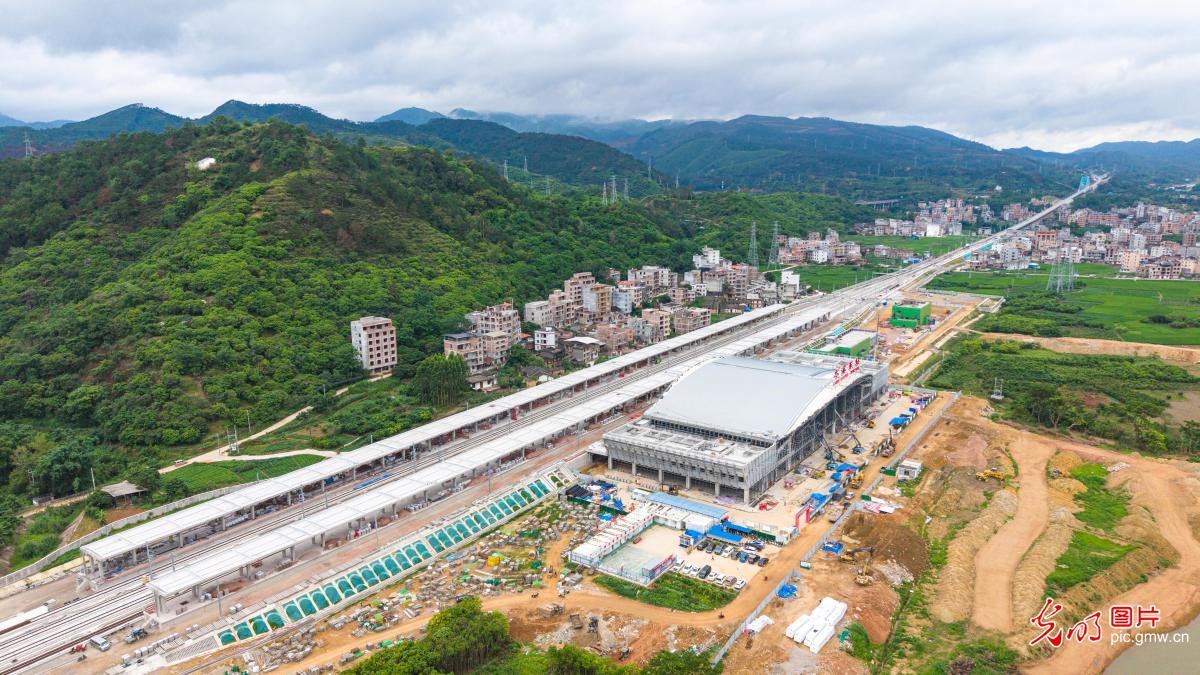 高铁站建设正酣
