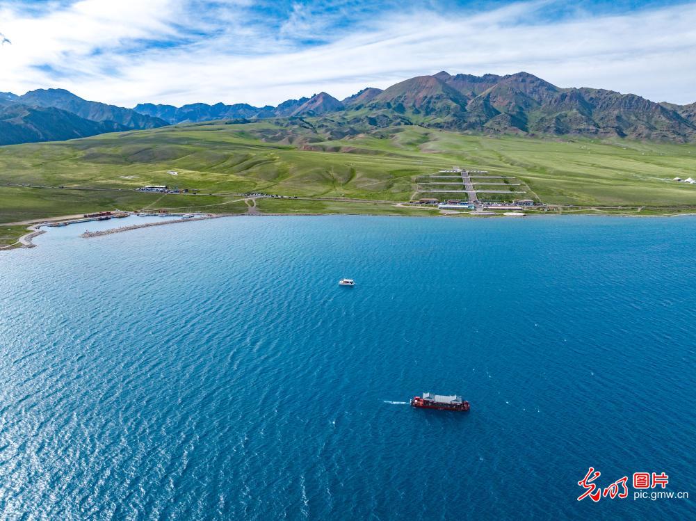 初夏赛里木湖惹人醉