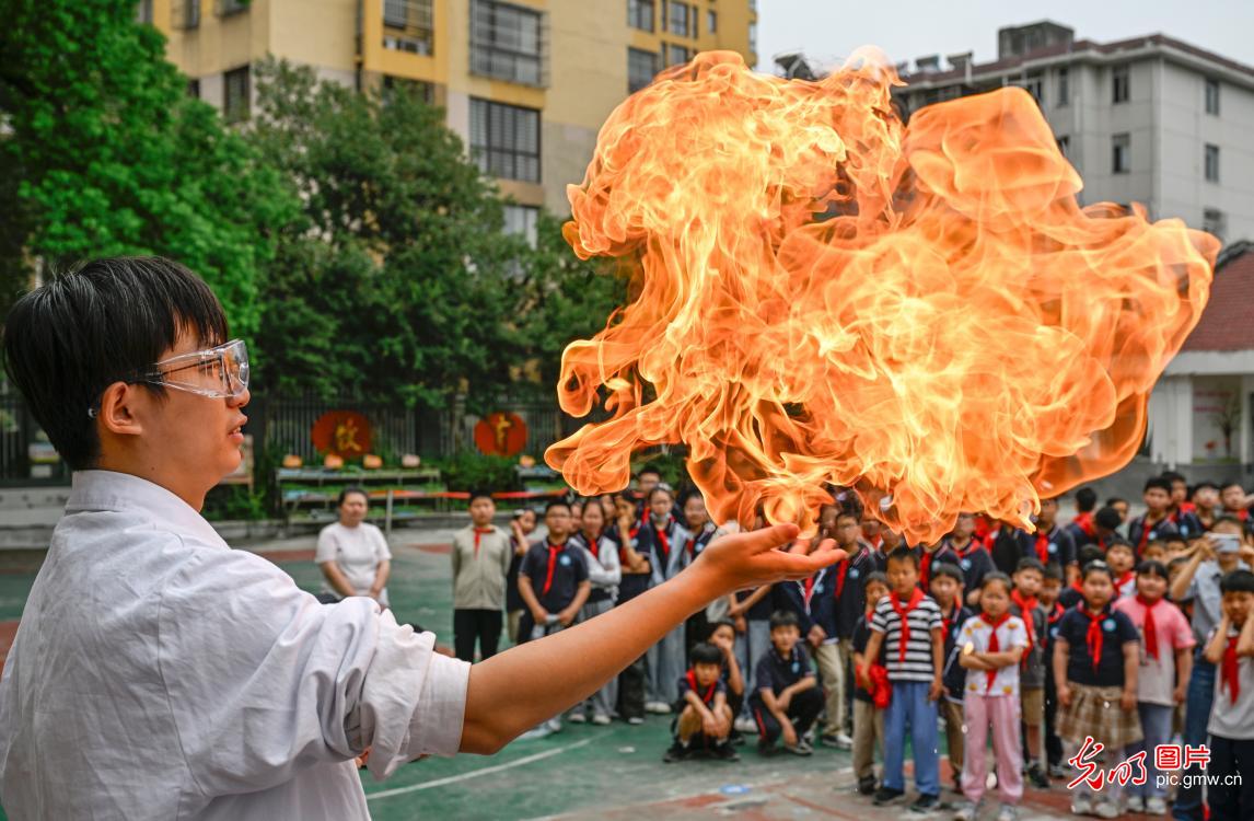 科技大篷车点亮少年科学梦想